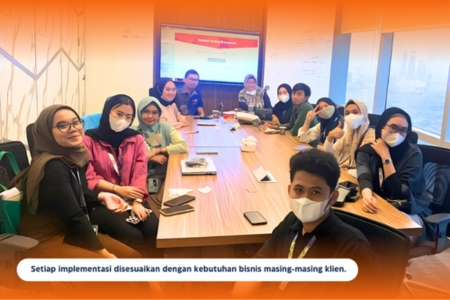 Diskusi bisnis menggunakan laptop